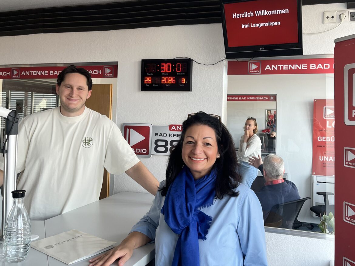 Irini Langensiepen im Studio von Antenne Bad Kreuznach